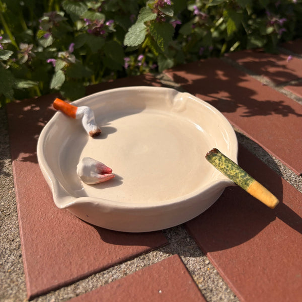 Benutzter Aschenbecher